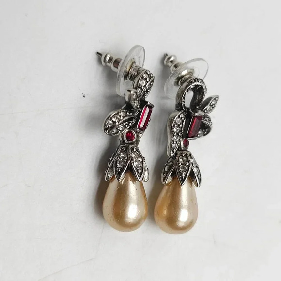 Vintage Joan Rivers Red Rhinestone Faux Pearl Silver Tone Ribbon Dangle Earrings - Picture 2 of 4